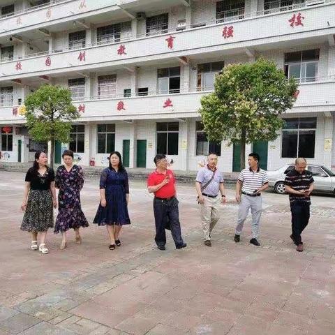入校交流共成长，辐射引领促发展----清远市张素明名校长工作室全体成员到西江中心校入校指导