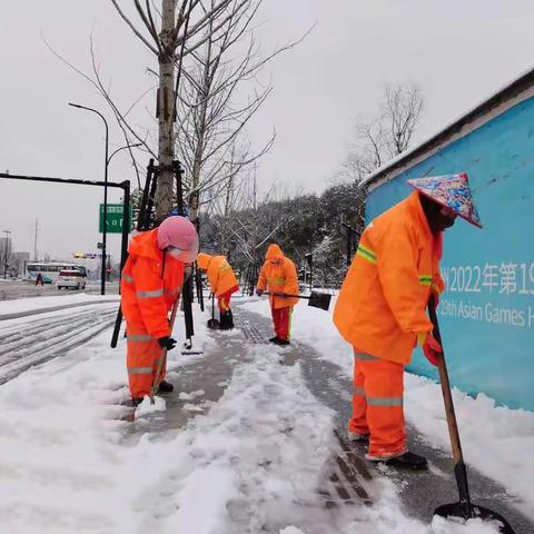 以雪为令，闻雪而动，环境公司坚守除雪一线，保障雪天道路安全通畅