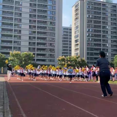 小蚂蚁们，向前冲，冲！冲！