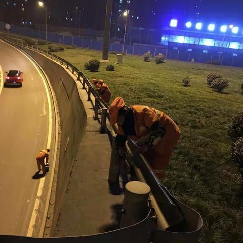 向辛勤工作在环卫一线的“城市美容师”致敬