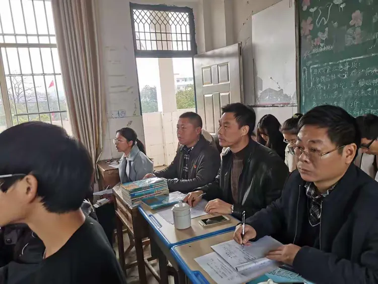 岗位练兵磨教艺 三尺讲台展风采