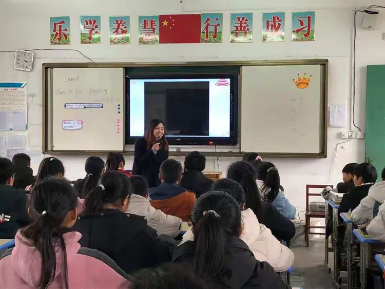 岗位练兵磨教艺 三尺讲台展风采