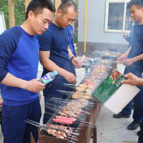 永年区明山大街消防救援站在“五一”节日期间组织烧烤活动