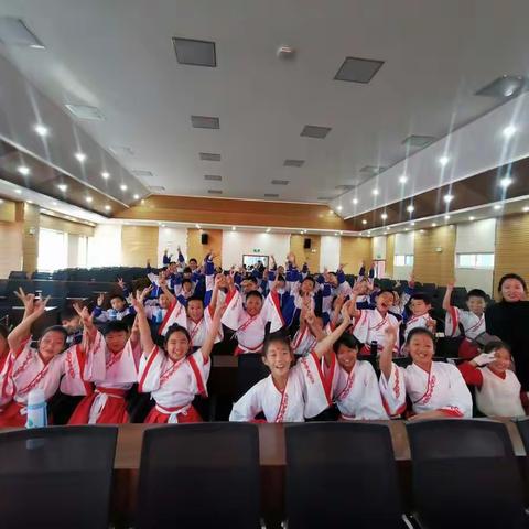 滦平县第五小学:四年一班，快乐成长。