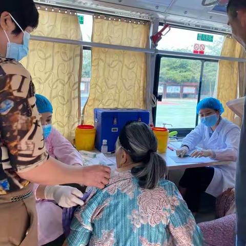 抱坡村委会组织60岁以上的村民接种疫苗工作