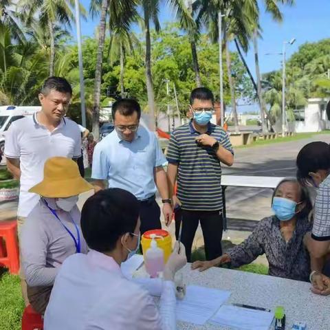 吉阳区副区长蔡耀泽到抱坡村发动70岁以上人群接种指导工作