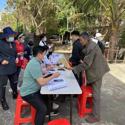 抱坡村委会再次组织60岁以上的村民接种疫苗工作