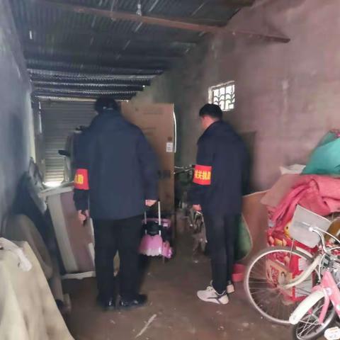 东关村  入户排查 开展散煤治理