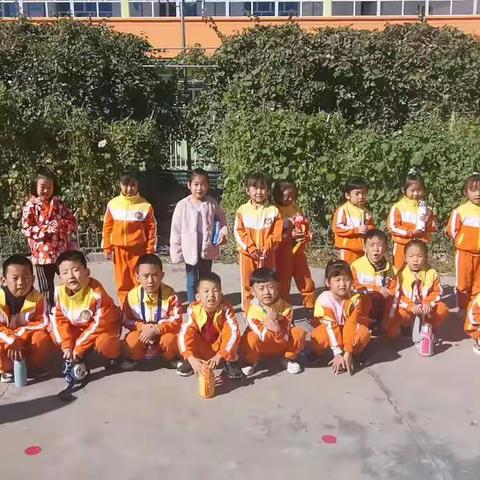 “亲近大自然，感受秋的美”硕果四班社会实践活动