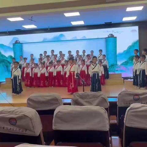 《古诗里的春夏秋冬》—一年级五班古诗表演