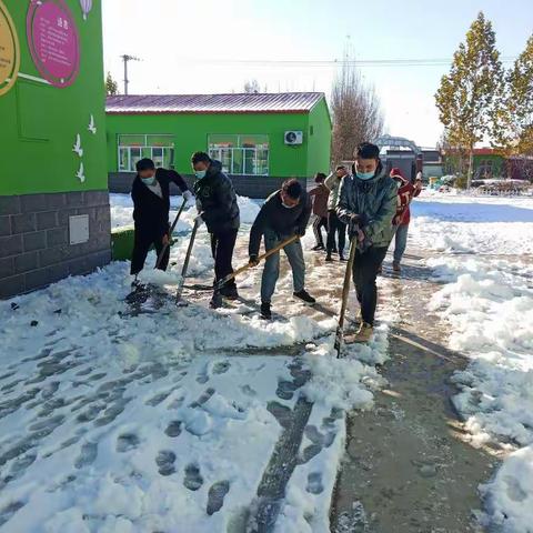 冬日虽寒，爱暖人心——蔡村大街幼儿园家长志愿者扫雪活动