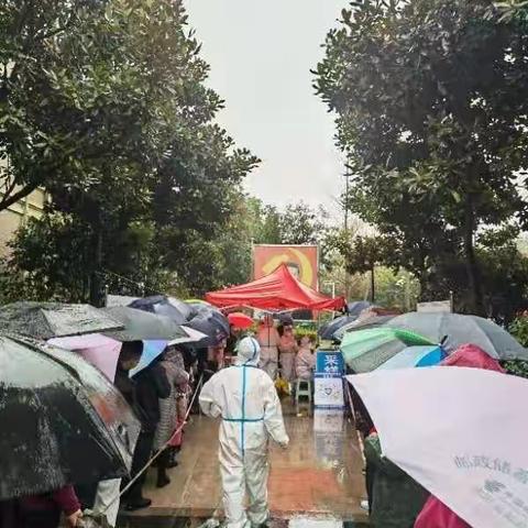 风雨同舟 携手抗疫——沭阳建行积极参与沭城街道核酸检测志愿服务