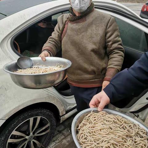 马琳嘎查爱心村民为《抗击残情！》的一线人员送出温暖…