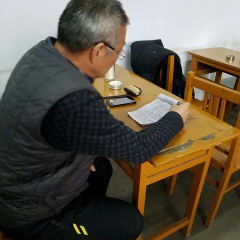 今天课堂实习手机摄影，老师指导同学们用不同角度、不同光线、不同白平衡等拍摄技巧，互相拍摄，受益匪浅。