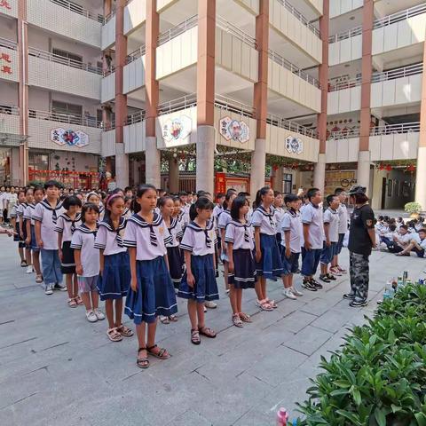 扬帆起航 劈波斩浪 五二班一出 谁与争锋——南阳市三小五二班学生军训