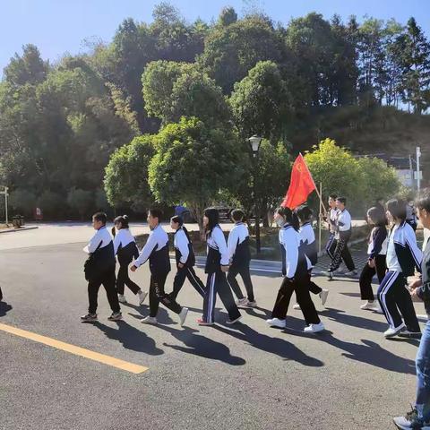 驿前中学开展“传承红色基因，喜迎二十大研学活动”