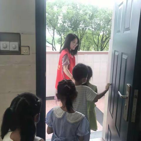 新生体验“暖”萌新——夏演小学党员义务日活动