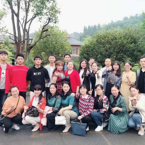 凤鸣学校六年级组为芷江实习生饯行的美好时刻 —— “难忘的师生情”