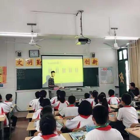 三尺讲台显身手，展示风采梦起航” ――凤鸣学校六年级组举行实习生汇报展示活动