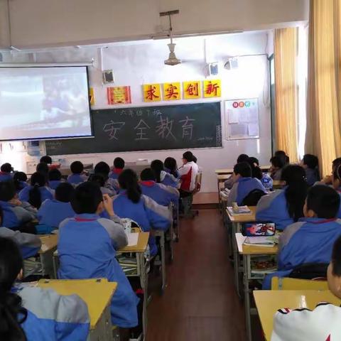 凤鸣学校六年级组织学生观看防溺水安全教育片