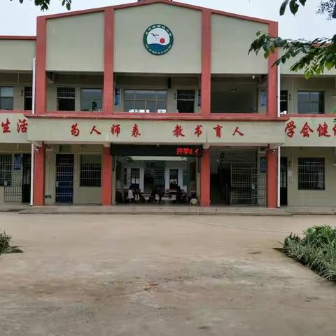 西坡小学为了全力做好义务教育均衡发展迎国检工作，为了顺利通过，师生们齐心协力，努力把各项工作做好。