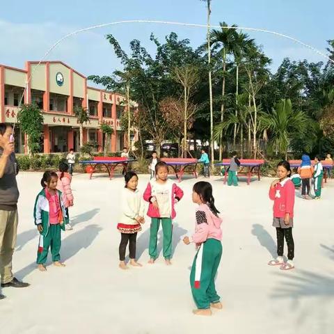 西坡小学开展均衡发展迎接国检准备，师生们在各自社团的活动中。