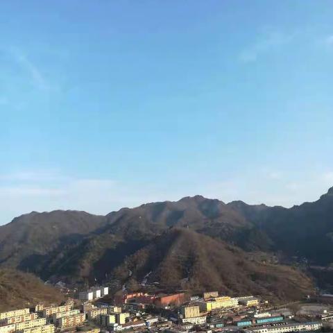 青山一道同云雨    明月何曾是两乡