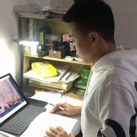 拳拳爱心，春风化雨润心田；莘莘学子，发愤图强成栋梁    华阴市岳庙高级中学