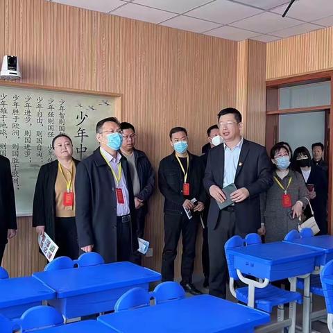 人大代表进校园       殷切关怀促发展