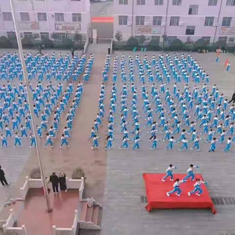 香花镇小韵律操融合中华文化，传统文化，社会主义先进文化和红色革命文化，给全体师生奉献一份精神营养大餐。