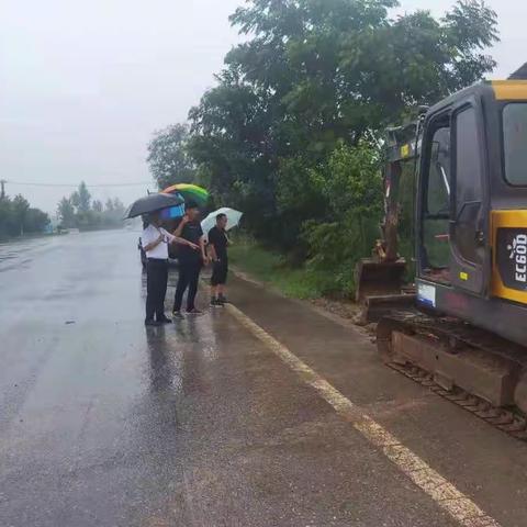 雨金街办坚守防汛一线 筑牢防汛安全墙
