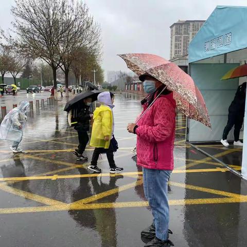 雨中坚守助学岗，打造平安上学路—记第二实验小学苏州路校区雨天安全值岗日