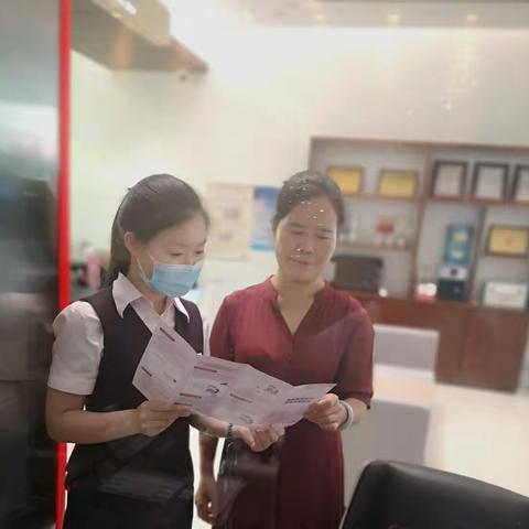 招商银行东塘支行开展反假货币宣传工作