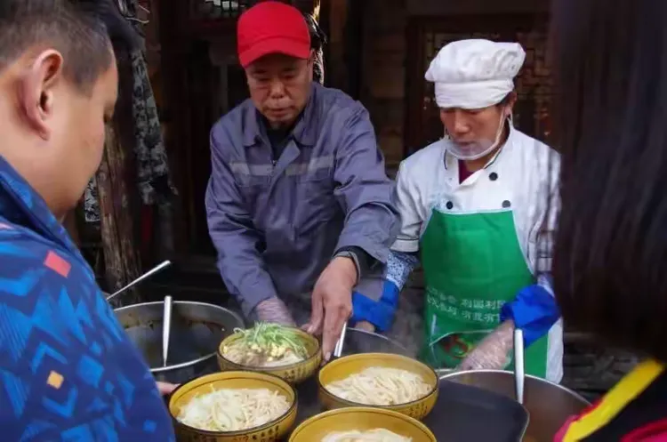 当地美食压饸饹