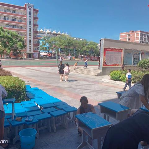 城关小学二年级一班大扫除