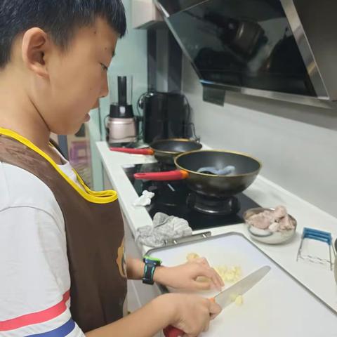 人生总有第一次，记录宝贝第一次认真学炒菜