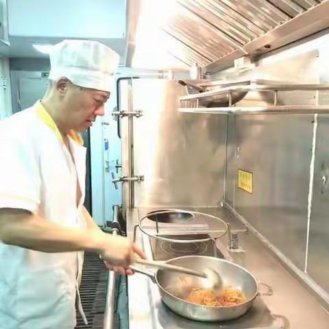 暑运中的共产党员-昆明车队党员厨师长党同顺