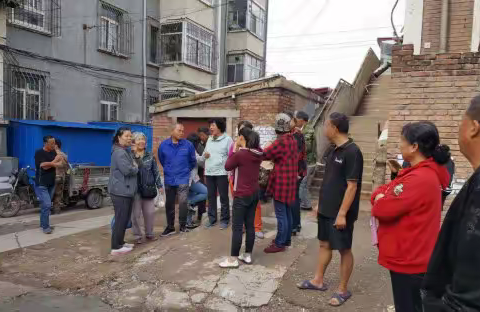 南关街道顺城街社区就宣采小区改造工作入户动员居民拆除违建