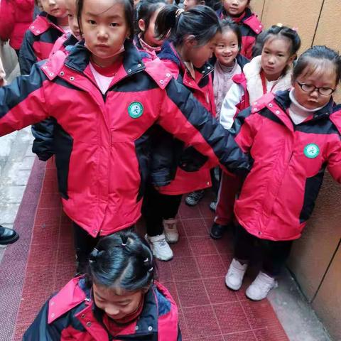 预防踩踏 守护安全                         —— 城关镇第一小学举行“防踩踏”安全演练