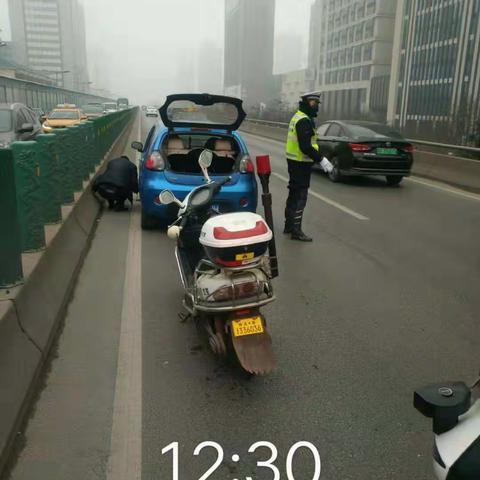 二环警力快速反应 迅速消除道路拥堵