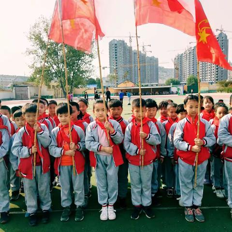 梁山二中小学部--"扣好人生第一粒扣子，我和队旗合个影"主题活动