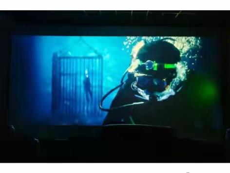 看完电影 “消失的她” 后劲太强了，一个赌徒，原本手捏王牌，最后发现自己出错了牌，所以他后悔了，崩溃了 ​。