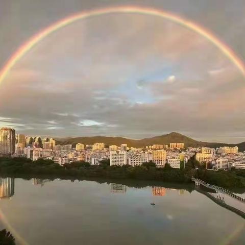 莫道暴雨急，为霞尚满天！