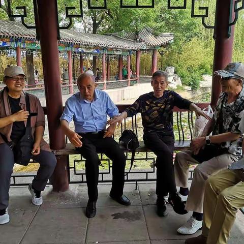 2021年5月22日，小学同学相聚于人民公园，中午聚餐。纪念相识六十年的发小缘份。