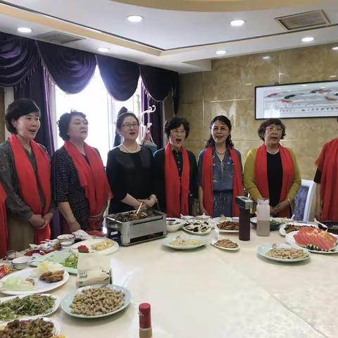 一宫声乐班的老同学，在王老师的倡导下，组成欢乐岛。为庆祝建党100周年，大家欢聚在一起，叙旧、聊天、唱歌、聚。