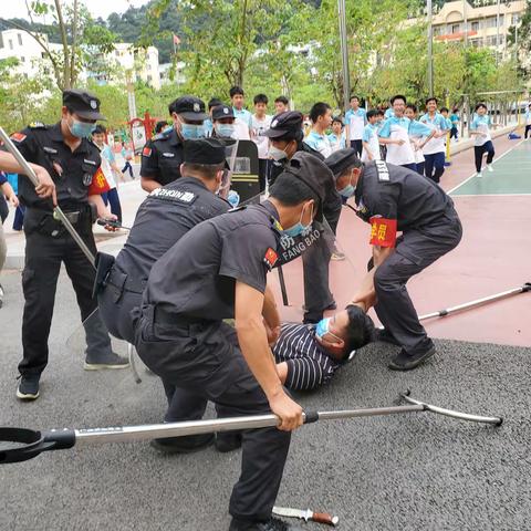 【党旗领航】防恐防暴演练，筑牢安全防线--藤州中学开展“防恐防暴”演练活动