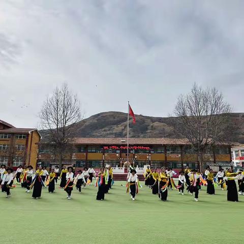 安羌镇中心校“舞动青春 魅力少年，”新锅庄比赛活动