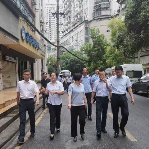 区人大何裕生主任到满春街道中大社区开展应急科普进社区工作调研