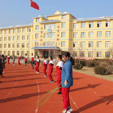 跳出健康 跳出快乐 跳出自信   ——五女山学校跳绳比赛