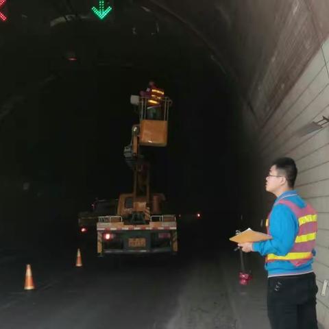 省厅对锁阳关隧道进行技术检测